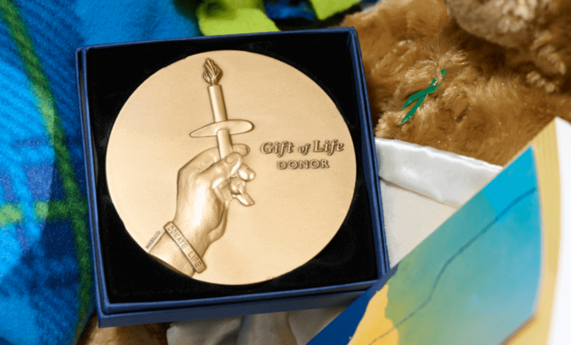 A medallion reads "Gift of Life Donor" and features the image of a hand holding up a candle.